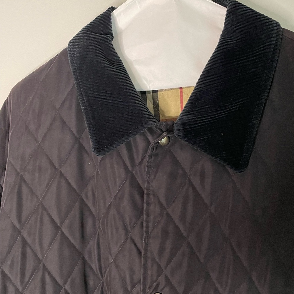 Burberry Black Quilted Jacket w/corduroy collar & Classic Nova Check lining. - Picture 2 of 14
